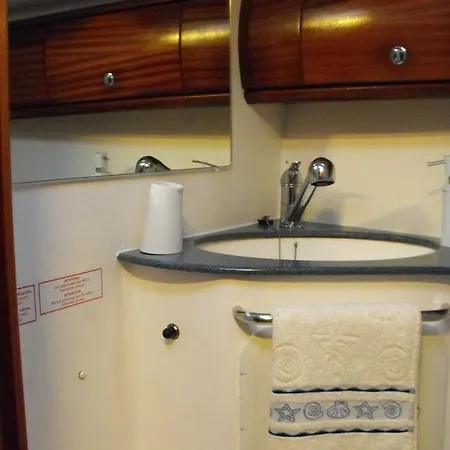 Πλωτό κατάλυμα S/y Mamilo Bavaria 44 *